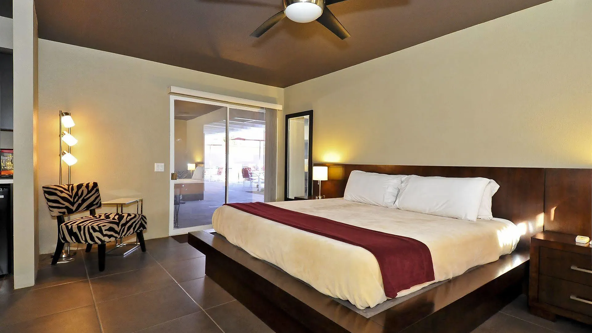 Bearfoot Inn - Clothing Optional Hotel For Gay Men Palm Springs