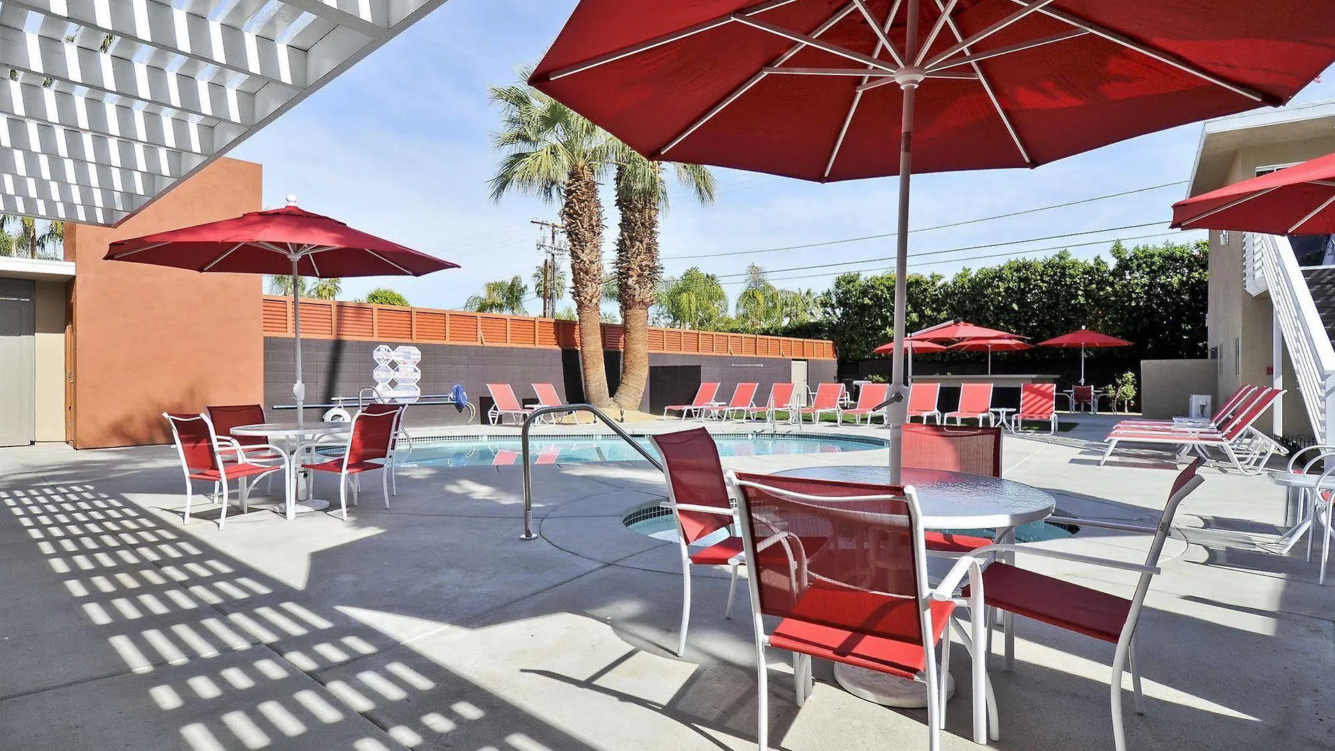 Bearfoot Inn - Clothing Optional Hotel For Gay Men Palm Springs