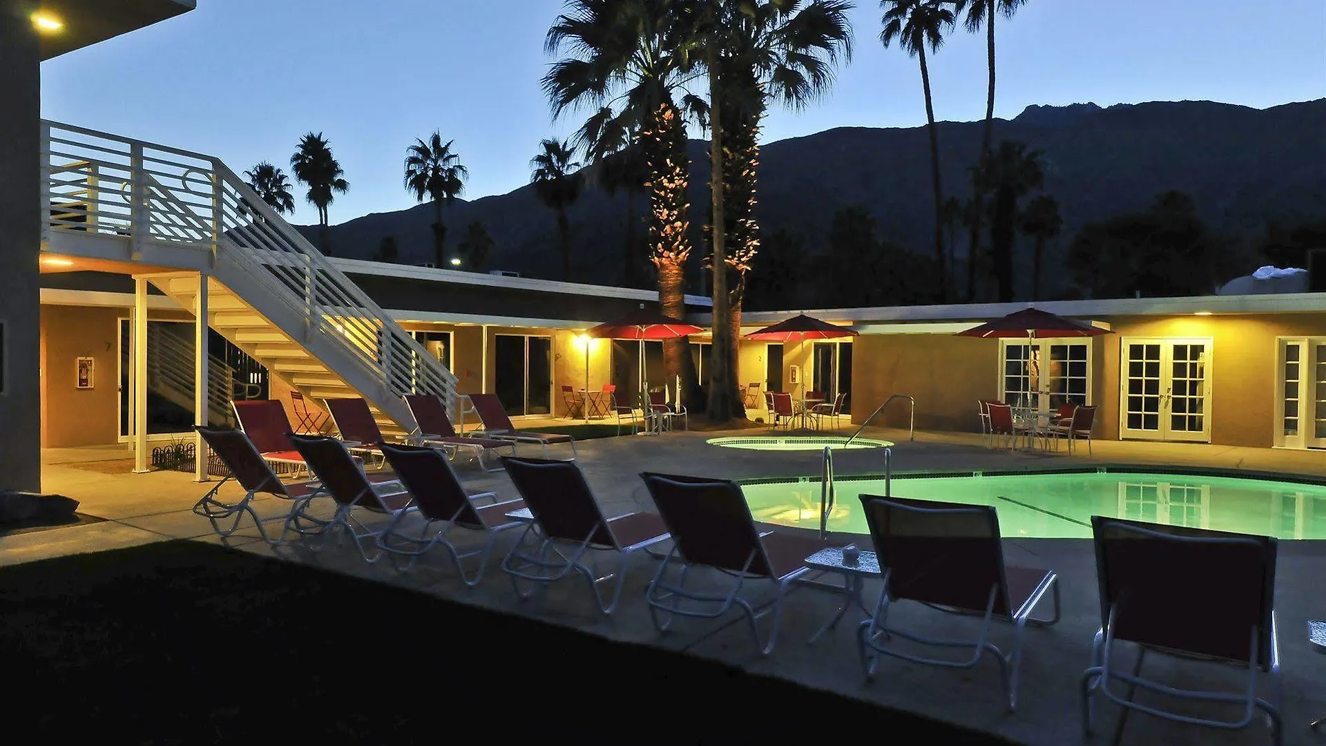 Bearfoot Inn - Clothing Optional Hotel For Gay Men Palm Springs