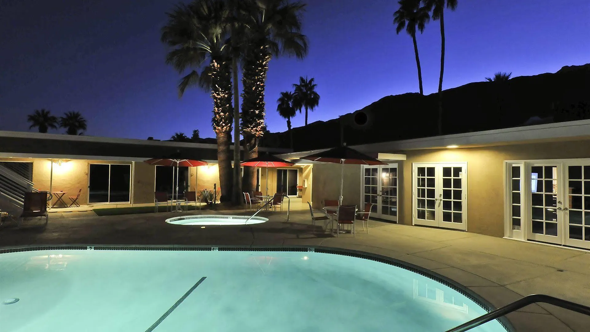 Bearfoot Inn - Clothing Optional Hotel For Gay Men Palm Springs 4*,