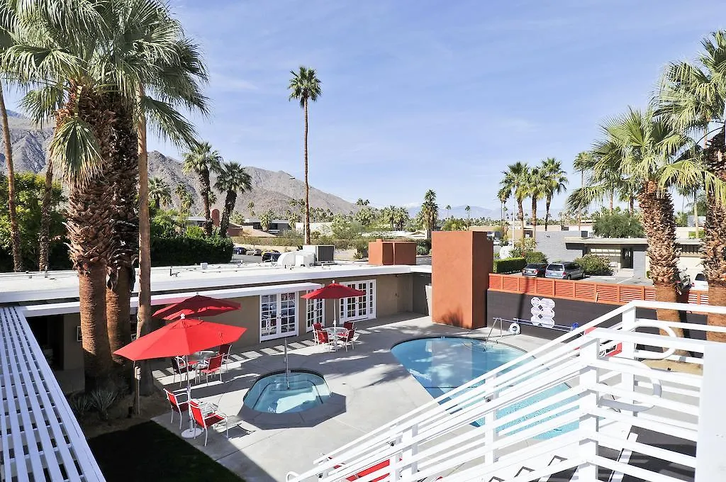 Bearfoot Inn - Clothing Optional Hotel For Gay Men Palm Springs