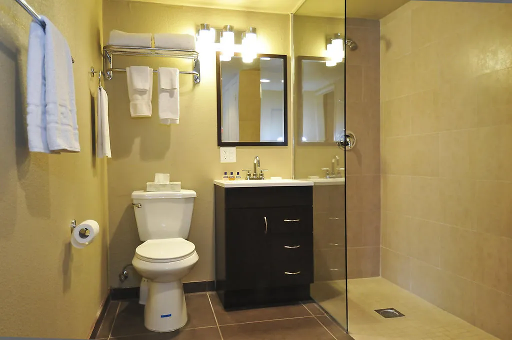 Bearfoot Inn - Clothing Optional Hotel For Gay Men Palm Springs USA