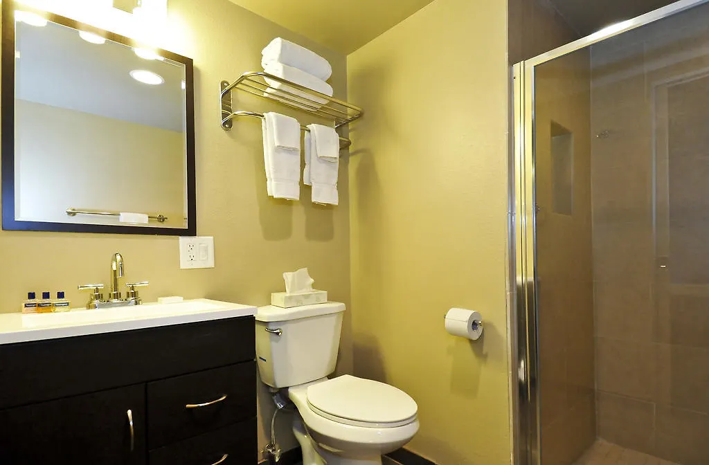 Bearfoot Inn - Clothing Optional Hotel For Gay Men Palm Springs