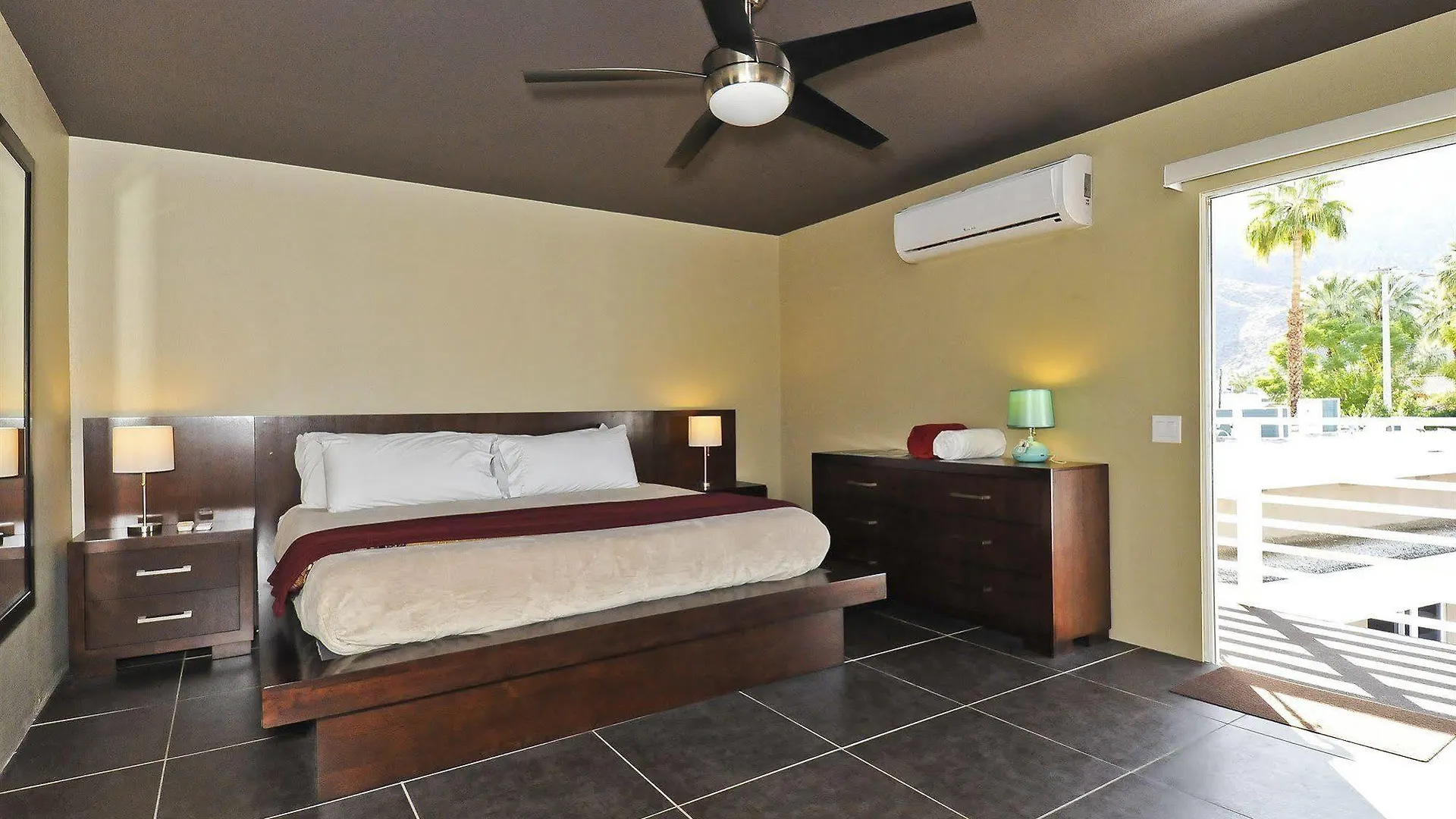 Bearfoot Inn - Clothing Optional Hotel For Gay Men Palm Springs