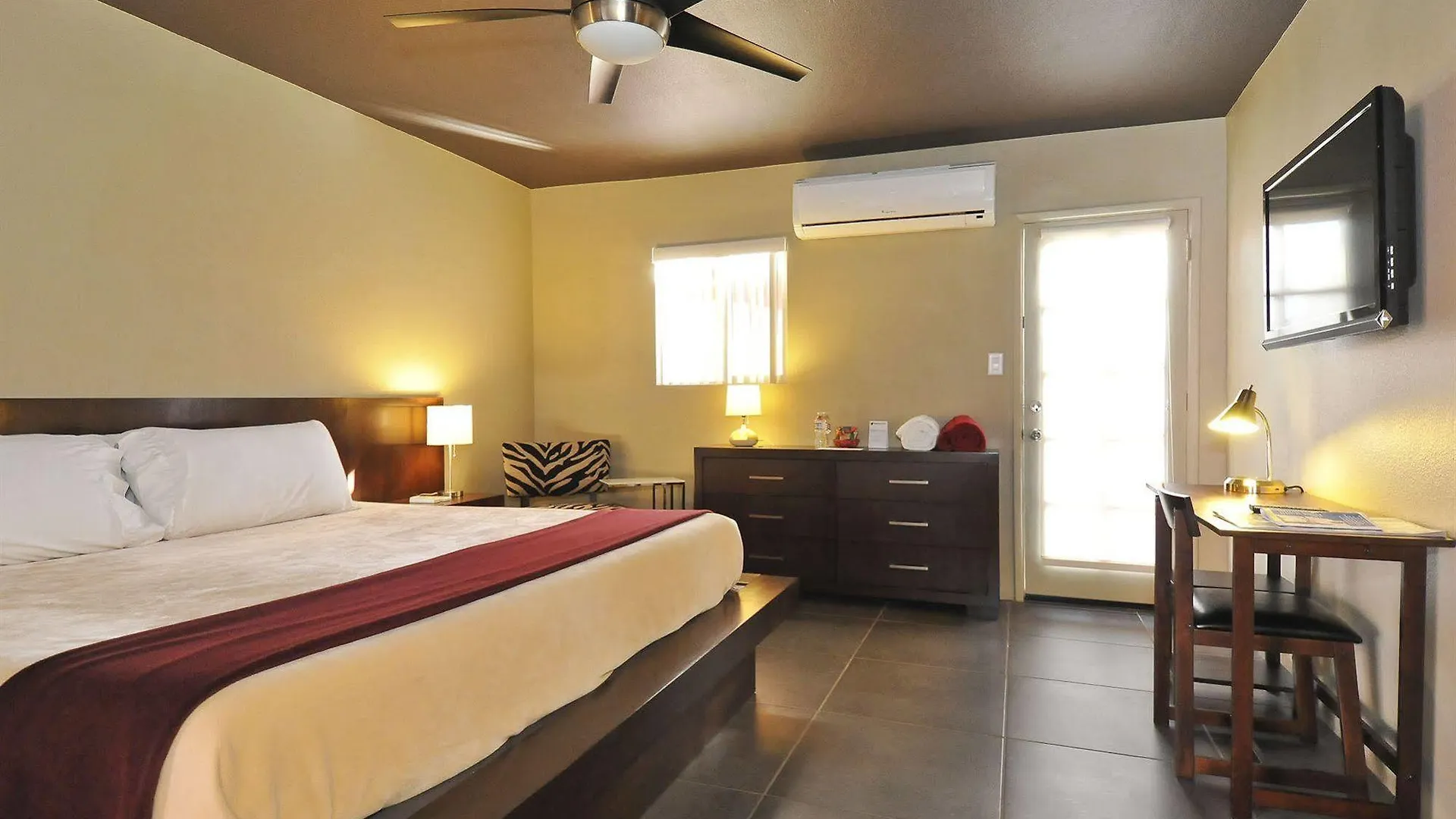 Bearfoot Inn - Clothing Optional Hotel For Gay Men Palm Springs