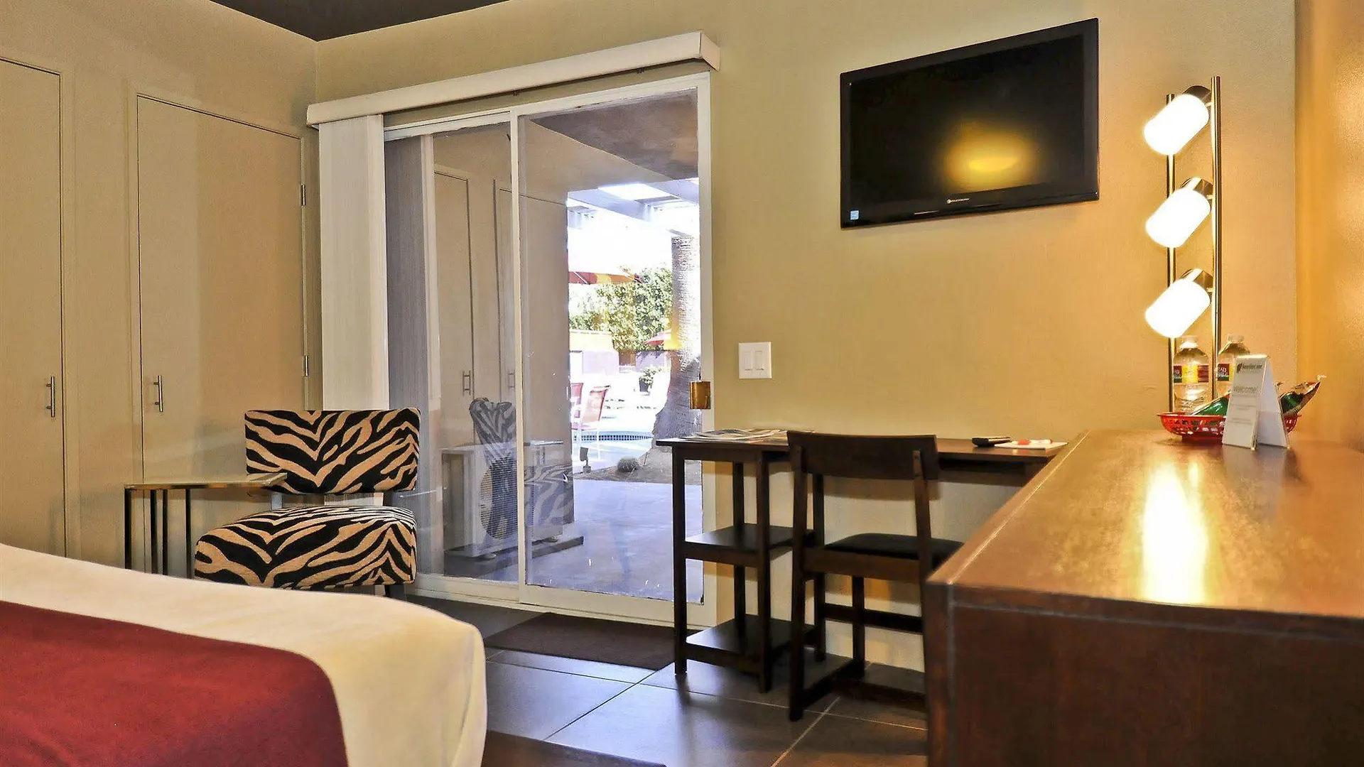 ****  Bearfoot Inn - Clothing Optional Hotel For Gay Men Palm Springs USA