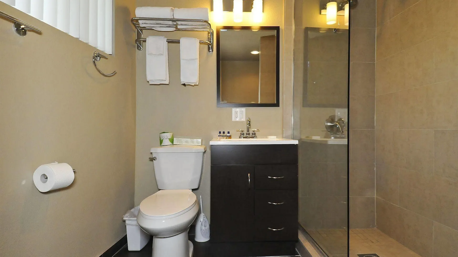 Bearfoot Inn - Clothing Optional Hotel For Gay Men Palm Springs