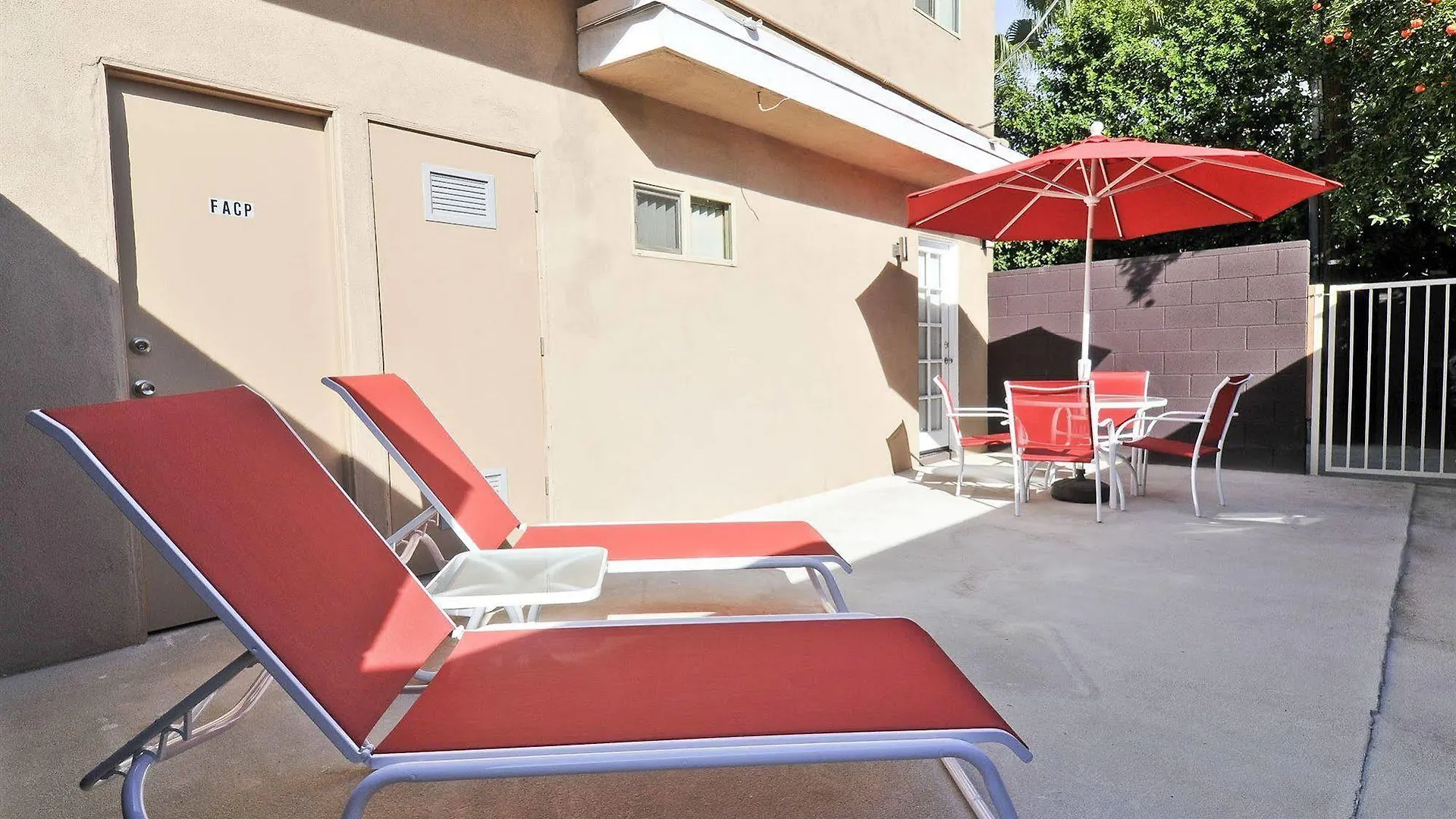 Bearfoot Inn - Clothing Optional Hotel For Gay Men Palm Springs