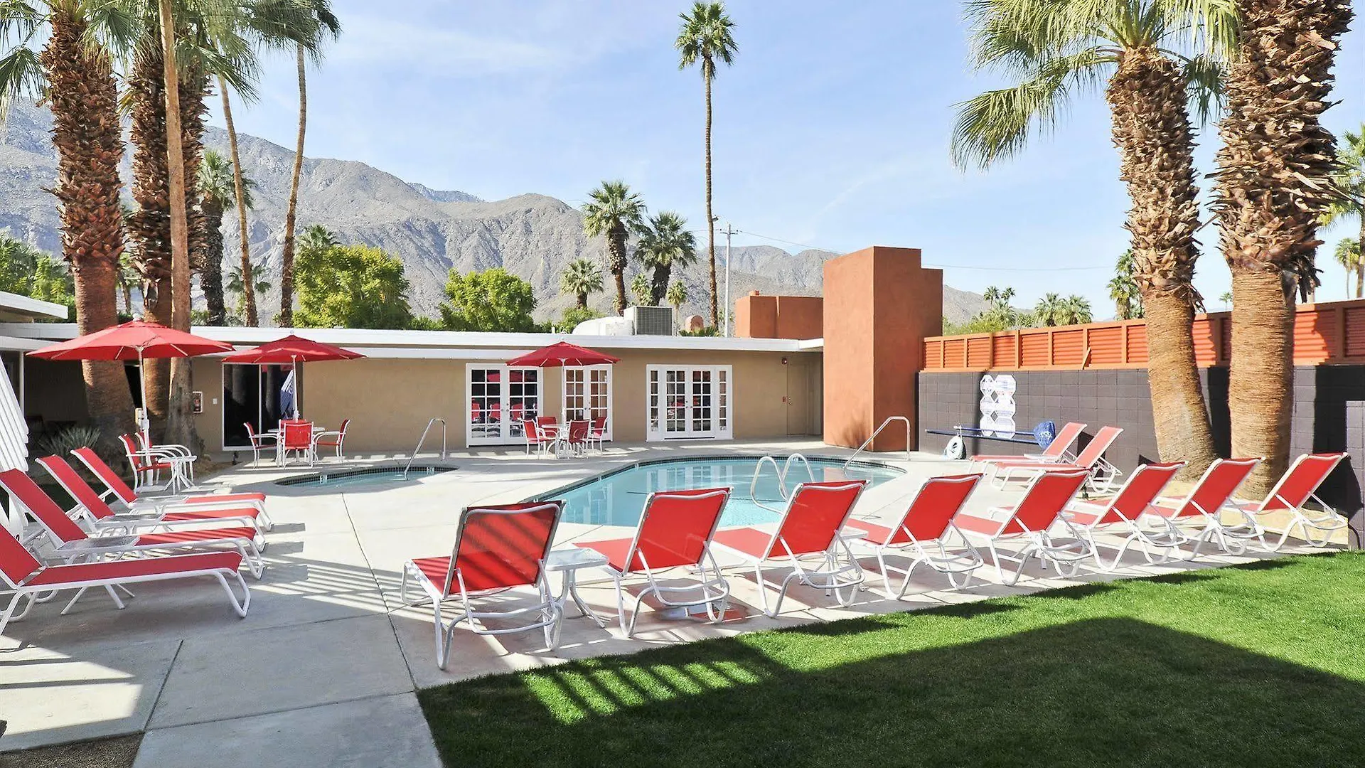 Bearfoot Inn - Clothing Optional Hotel For Gay Men Palm Springs