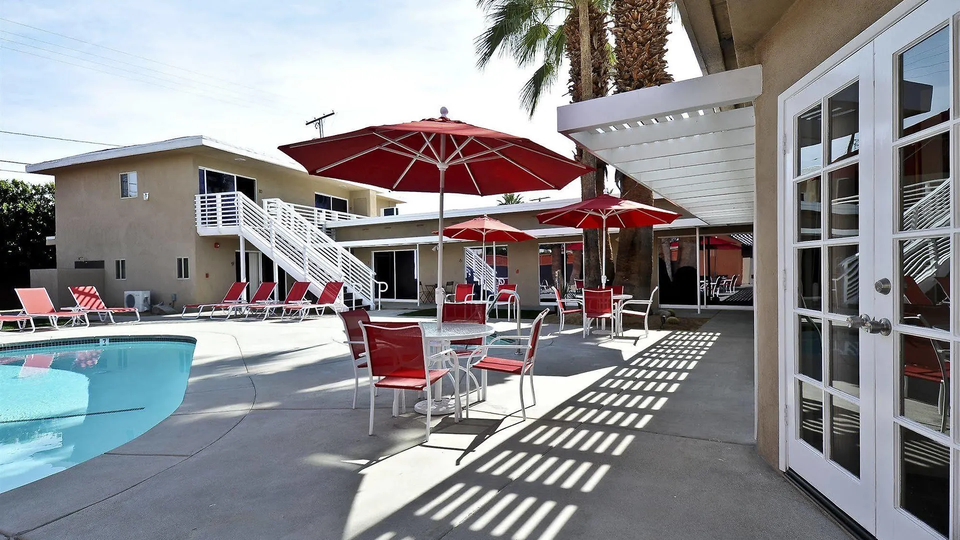 Bearfoot Inn - Clothing Optional Hotel For Gay Men Palm Springs