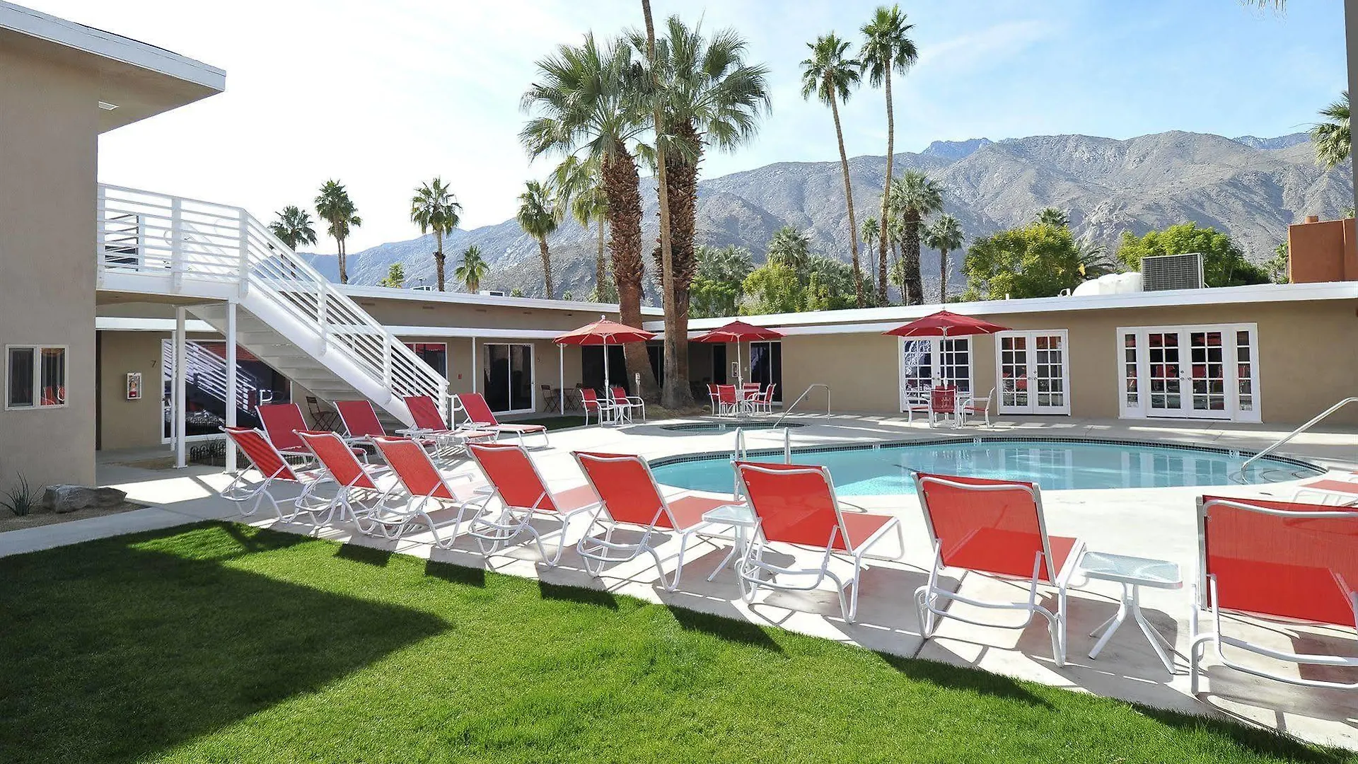Bearfoot Inn - Clothing Optional Hotel For Gay Men Palm Springs USA