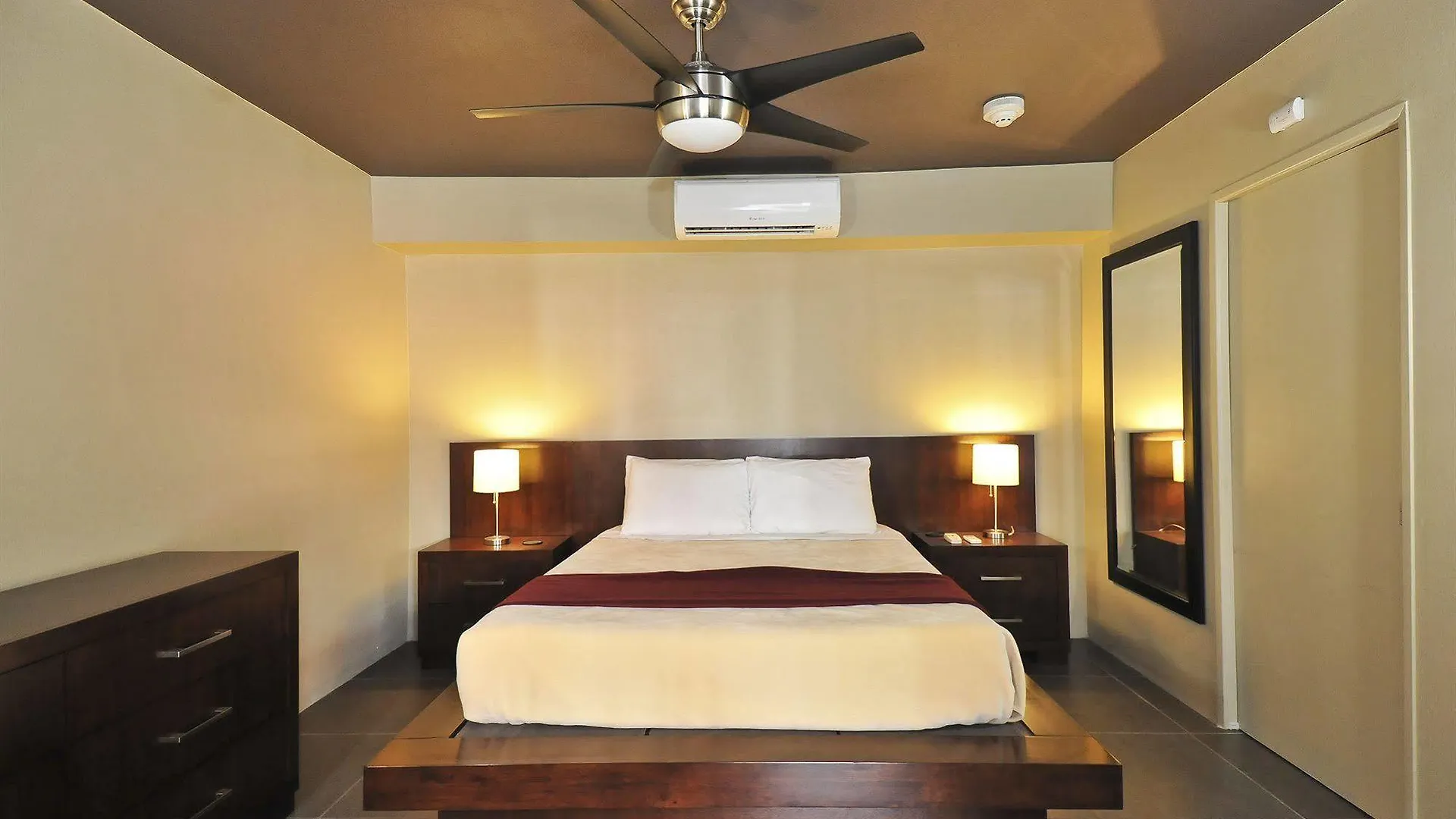 Bearfoot Inn - Clothing Optional Hotel For Gay Men パーム・スプリングス 4*,